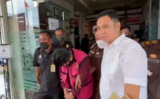 Pakai Rompi Merah, Mantan Anggota KPU Sampai Malu Mengangkat Wajahnya - JPNN.com