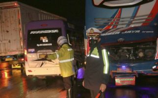 3 Bus & 1 Mobil Terlibat Kecelakaan di Tol Jakarta-Cikampek - JPNN.com