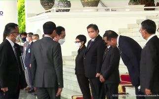 Di Hadapan Jokowi, Menteri Ini Buka Masker Lalu Menunduk Banget kepada PM Jepang - JPNN.com