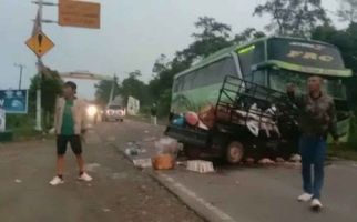 Bus Vs Mobil Pikap, 4 Orang Tewas, Lihat Tuh, Ngeri! - JPNN.com