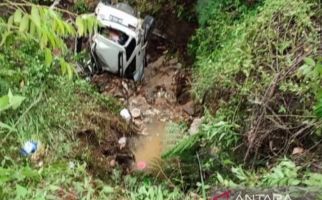 Fortuner Masuk Jurang di Jalan Lintas Kerinci, Ada 3 Pemudik di Dalam, Begini Kondisinya - JPNN.com