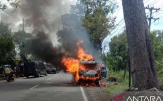 Detik-Detik Mobil Pemudik Asal Surabaya Terbakar di Sampang, Ya Tuhan - JPNN.com