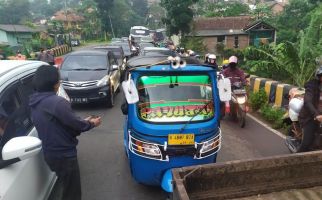 Satu Keluarga dari Jakarta Mudik ke Tasikmalaya Menggunakan Bajaj, Sudah Biasa Hadapi Kemacetan - JPNN.com