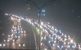 Pukul 02.30, Arus Lalu Lintas Tol Jakarta-Cikampek Padat 43 Kilometer, Lihat - JPNN.com