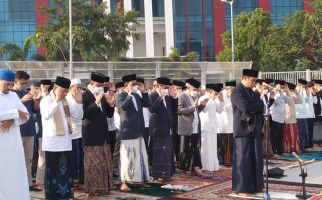 Anies Terlihat Gagah Saat Salat Id, Kenakan Jas Hitam Plus Sarung Batik - JPNN.com