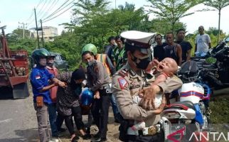 Detik-Detik Polisi Evakuasi Balita Korban Kecelakaan di Sumsel, Lihat! - JPNN.com