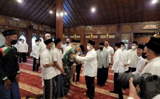 Prabowo Subianto Salat Id di Masjid Nurul Wathon Hambalang - JPNN.com