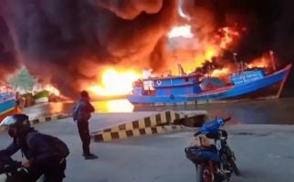 Kebakaran Hebat di Dermaga Batere Cilacap, Sejumlah Kapal Nelayan Ludes Terbakar - JPNN.com