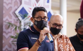 Menparekraf Sandiaga Beri Bantuan Kepada Pelaku UMKM dan Dalang Cilik di Lombok - JPNN.com