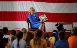 Jill Biden Peduli Anak-anak Ukraina yang Terlantar - JPNN.com