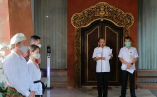 2 Bule Rusia Berfoto Bugil di Pohon Suci, Gubernur Bali Geram, Usir! - JPNN.com