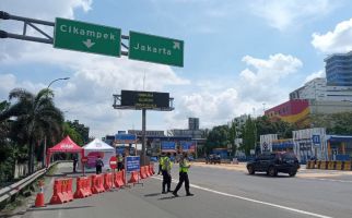 Imbas One Way, Polisi Tutup Gerbang Tol Bekasi Barat, Pengendara Disuruh Putar Balik - JPNN.com