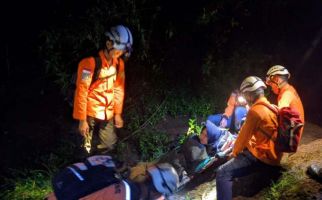 Pendaki Gunung Sindoro Dievakuasi Akibat Cedera Kaki - JPNN.com