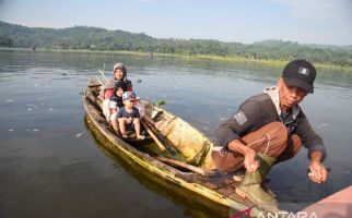 Perempuan Cantik di Perahu Itu Hamil, Berjumpa Dedi Mulyadi di Danau Cirata, Oh - JPNN.com