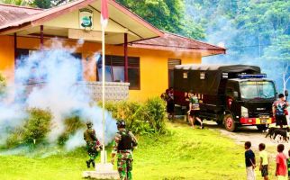 Antisipasi Malaria dan DBD di Papua Barat, Prajurit TNI Melakukan Pengasapan - JPNN.com