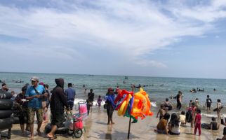 Kisah Pengunjung Pantai Anyer: Terjebak Macet, Anak Rewel Hingga Tidur di Saung Bagian Atas - JPNN.com