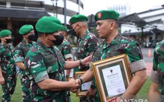 Jenderal Dudung Beri Penghargaan kepada Tim TNI dan Polri Penangkap Pembunuh Sertu Eka - JPNN.com