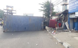 Truk Kontainer Terguling di Bekasi, Menabrak Mobil dan Warung, Lihat Fotonya - JPNN.com