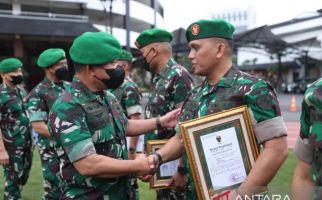 Tim Penangkap Pembunuh Sertu Eka Dapat Penghargaan, Lihat Prajurit yang Disalami KSAD - JPNN.com