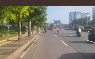 Aksi Pemain Sepatu Roda di Jalan Raya Viral, Polisi Bergerak - JPNN.com