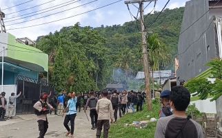 Hujan Batu dan Gas Air Mata Mewarnai Demo di Jayapura - JPNN.com