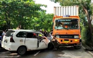 Kejadian di Palembang, Mobil Xenia Vs Truk Kontainer, 10 Orang Terluka - JPNN.com