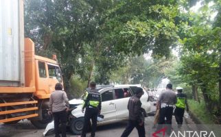 Truk Kontainer vs Mobil di Palembang, Innalillahi, Mengerikan - JPNN.com