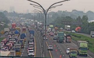 Lihat Penampakan Contraflow di Tol Jakarta-Cikampek Sore Ini, Masih Ramai Pemudik - JPNN.com