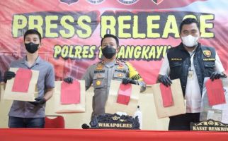 Korupsi Dana Desa, Mantan Kades dan Anaknya jadi Tersangka, Langsung Ditahan - JPNN.com