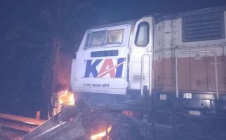 Lihat, Pikap Terbakar setelah Dihantam Kereta Api Babaranjang - JPNN.com