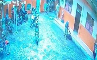 Junaidi Nekat Tikam Mantan Istri dan Anak Tiri di Depan Sekolah, Terekam CCTV, Ngeri - JPNN.com
