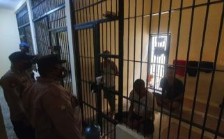 Pagi-Pagi, Aipda Tri dan Bripka Syahroni Mengecek Sel, Lihat Kondisi Tahanannya - JPNN.com