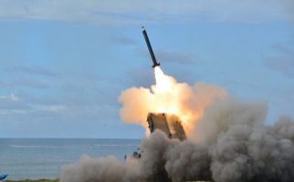 Jenderal Dudung Menembakkan Roket Astros TNI AD, Pesannya Tegas - JPNN.com