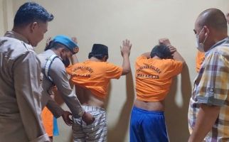 Iptu Amak dan Anak Buahnya Mengecek Rutan Polsek, Para Tahanan Bergetar, Lihat Fotonya - JPNN.com