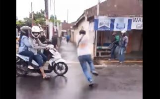Pelaku Kabur ke Gang, Polisi Lepas Tembakan, Viral! - JPNN.com