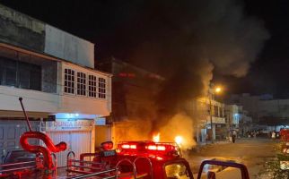 2 Mobil Terbakar di Halaman Masjid Saat Subuh, Begini Kronologinya - JPNN.com