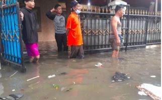 Lihat, Permukiman Warga Terendam Banjir, Camat Rudy Bilang Begini - JPNN.com