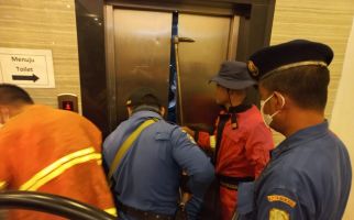 Kelebihan Beban, Lift di Gedung Ini Macet, Pengunjung Panik - JPNN.com