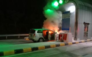 Kijang Innova Terbakar di Gerbang Tol Kota Baru, Begini Kondisinya - JPNN.com