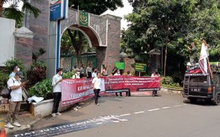 Aksi Unjuk rasa di Depan Kejagung Tuntut Keadilan Kasus PLTU di Baubau - JPNN.com