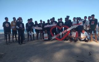 Aksi Ganjar Milenial NTT Bersih-Bersih Pantai untuk Tarik Wisatawan - JPNN.com