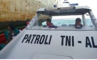 Dibantu Unsur TNI AL, KM Sirimau Lepas dari Kandas di Perairan Adonara - JPNN.com