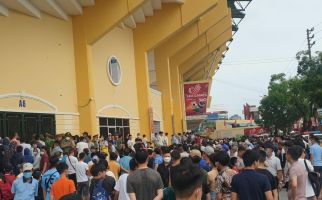 SEA Games 2021: Ribuan Penonton Memaksa Masuk Stadion Thien Truong, Adu Mulut Terjadi - JPNN.com