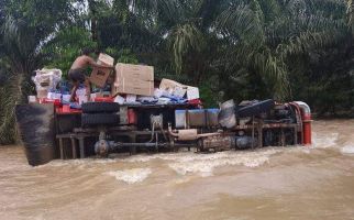 Nekat Menerjang Banjir, Truk Sembako Terguling, Lihat - JPNN.com