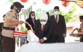 Ziarah ke Makam Dr Soetomo, Khofifah Ingatkan Cita-Cita Budi Utomo kepada Warga Jatim - JPNN.com