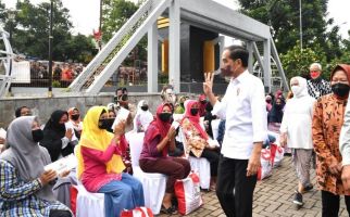 Jokowi Tertangkap Kamera Tunjukkan Gestur 3 Jari di Magelang - JPNN.com