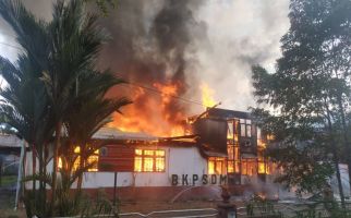 Kebakaran Melanda Kantor BKPSDM Kapuas Hulu - JPNN.com