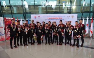 Tim Karate Pulang Bawa 4 Medali Emas, 8 Perak & 2 Perunggu, Dijemput di Bandara Soetta - JPNN.com