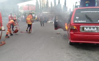 Lagi Bawa Penumpang, Angkot Terbakar di Bekasi, Lihat Pelat Nomornya - JPNN.com