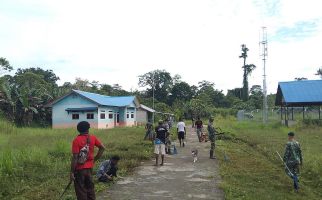 Prajurit TNI Lakukan Ini, Pemuda Kampung Bompay Papua Senang - JPNN.com